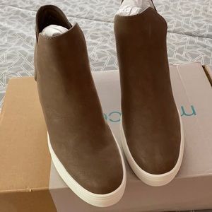 Taupe Wedge sneakers